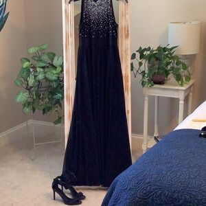 Jessica Howard,  black, size 4P floor length gown.